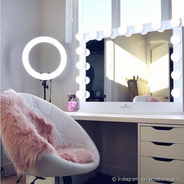 O ideal ? posicionar as luzes ao redor do espelho para maquiagem, com l?mpadas em cima e nas laterais do m?vel (Foto: Instagram @impressionsvanity)